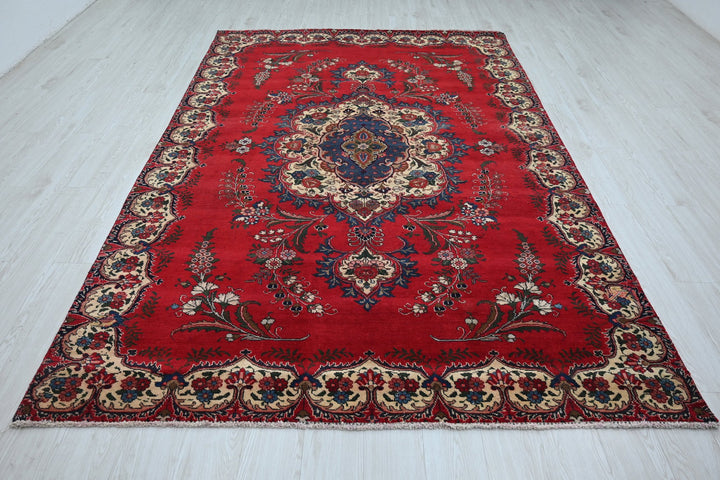 red Large rug 6' 2" x 9' 9"