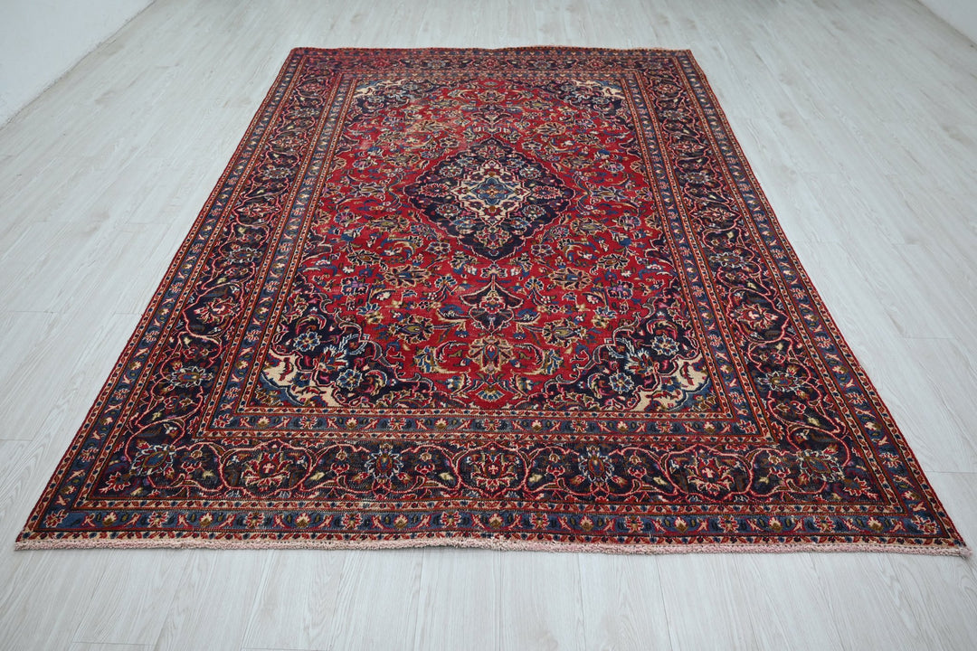 red Medium rug 6' 3" x 9' 0"