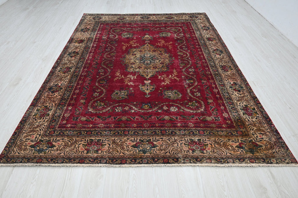 red Large rug 6' 7" x 9' 3"