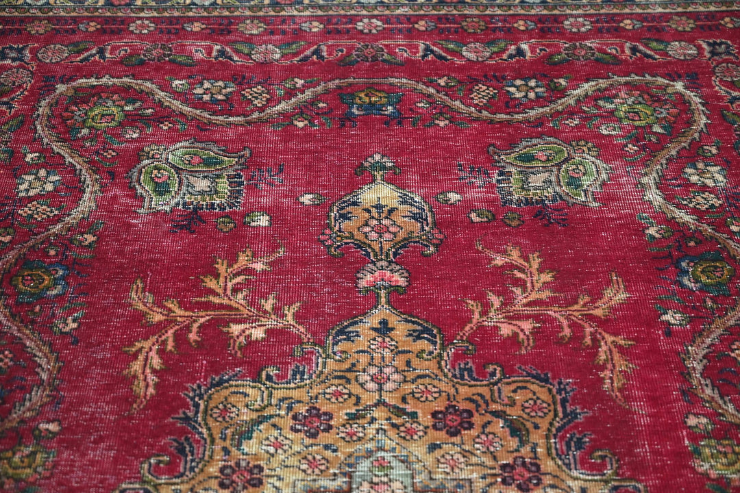 red Large rug 6' 7" x 9' 3"