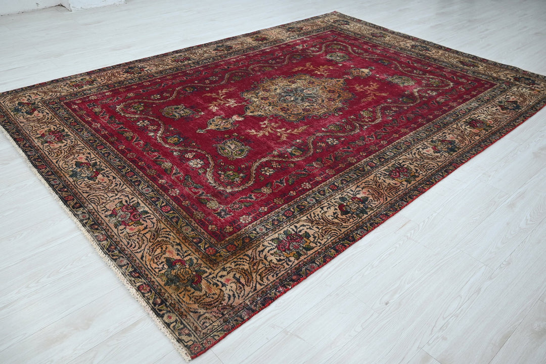 red Large rug 6' 7" x 9' 3"