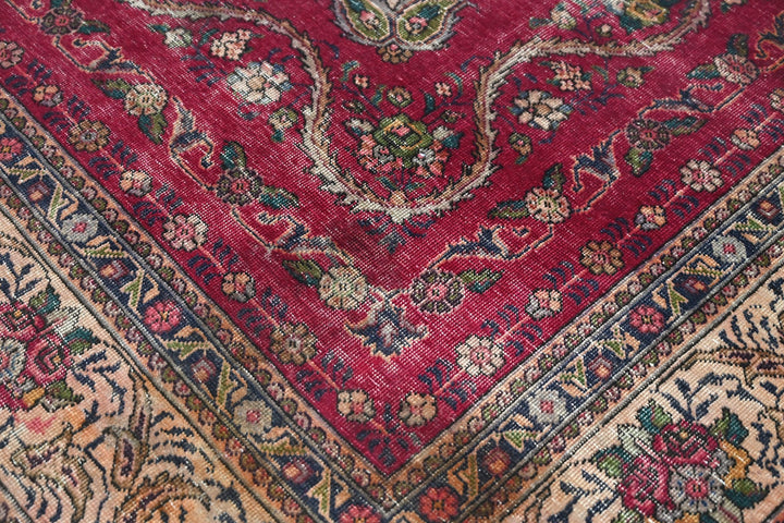 red Large rug 6' 7" x 9' 3"