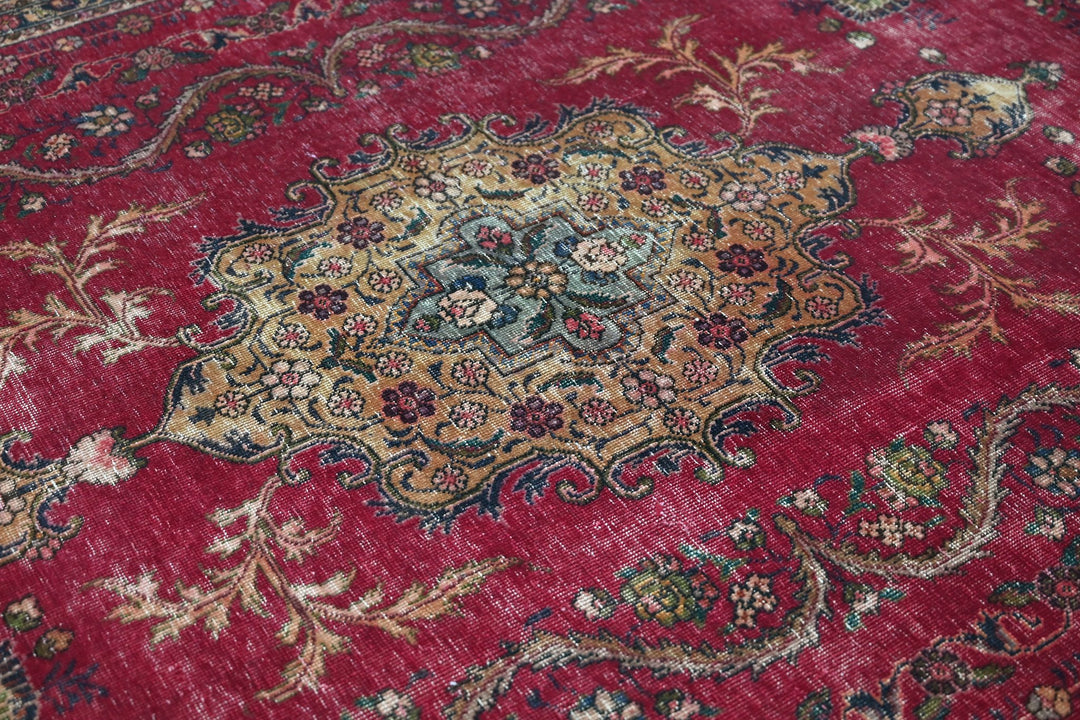 red Large rug 6' 7" x 9' 3"
