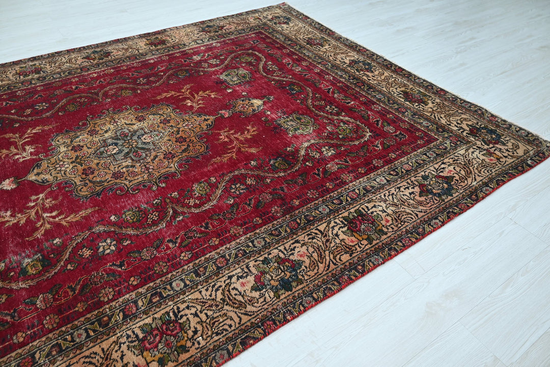 red Large rug 6' 7" x 9' 3"