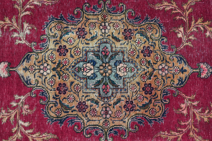 red Large rug 6' 7" x 9' 3"