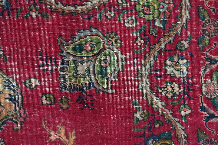 red Large rug 6' 7" x 9' 3"