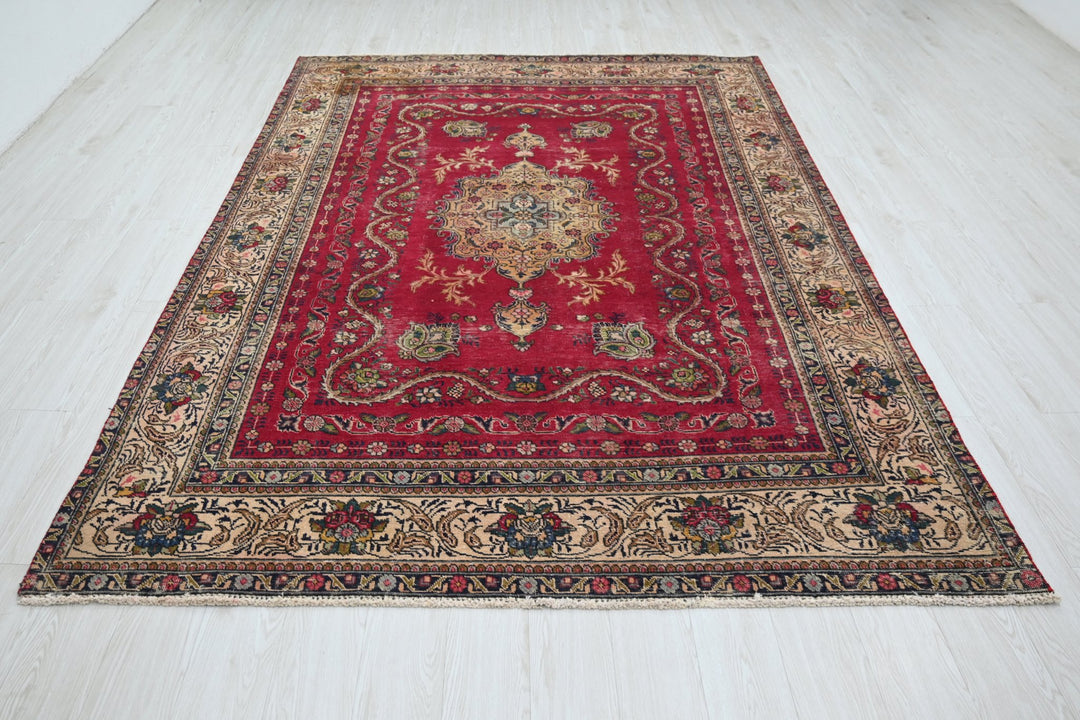 red Large rug 6' 7" x 9' 3"