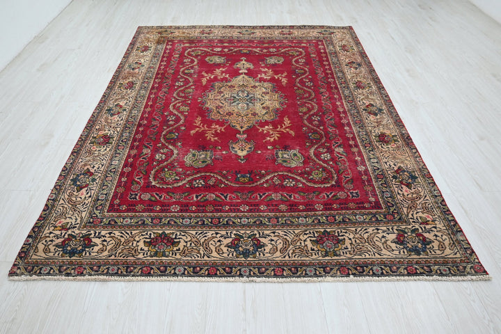 red Large rug 6' 7" x 9' 3"