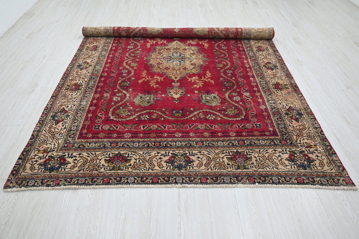 red Large rug 6' 7" x 9' 3"