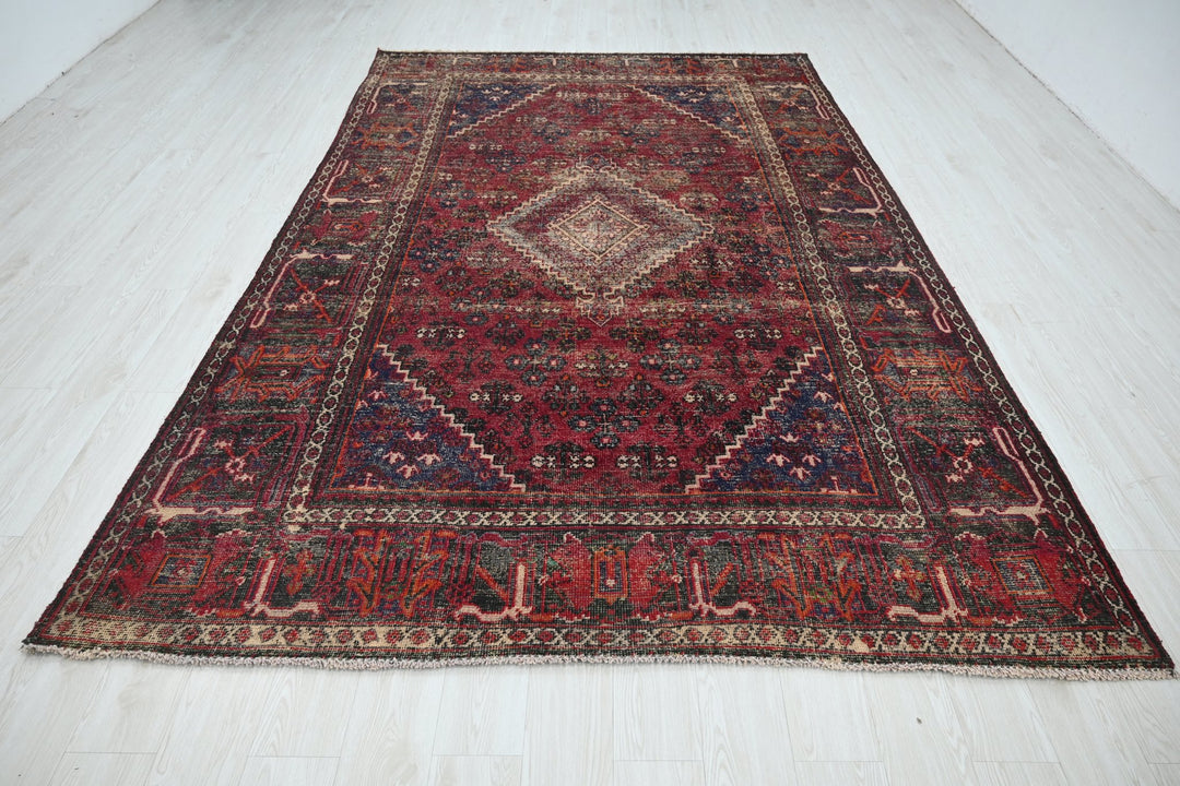 red Large rug 6' 10" x 10' 6"
