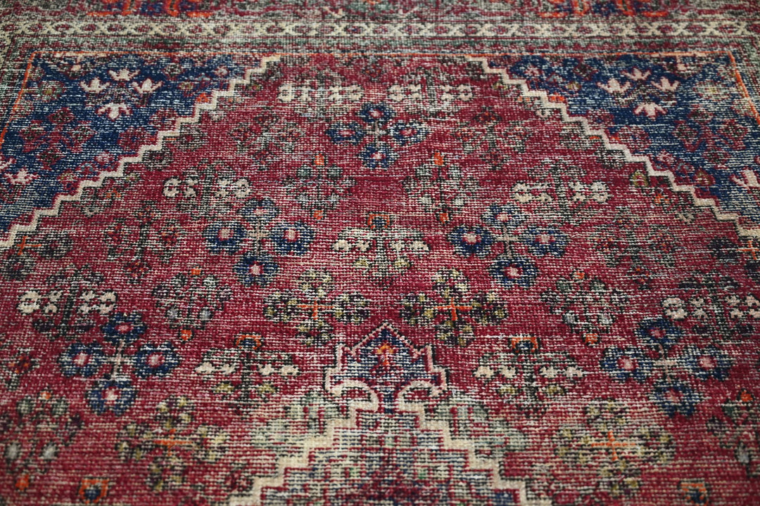 red Large rug 6' 10" x 10' 6"