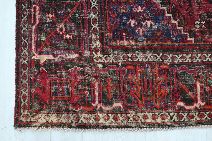 red Large rug 6' 10" x 10' 6"