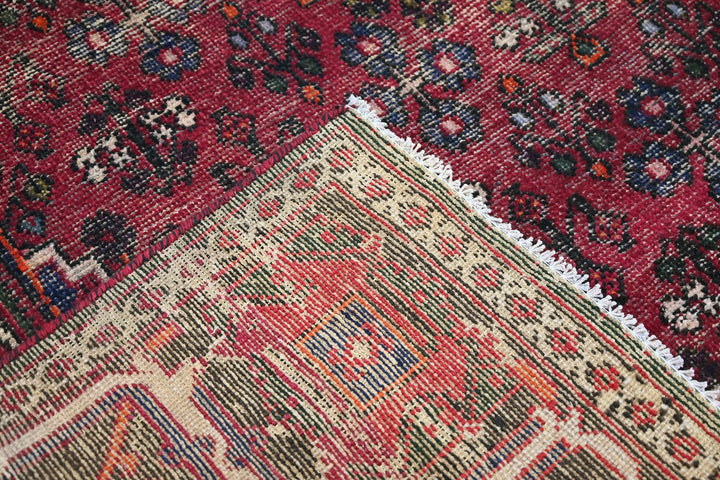 red Large rug 6' 10" x 10' 6"