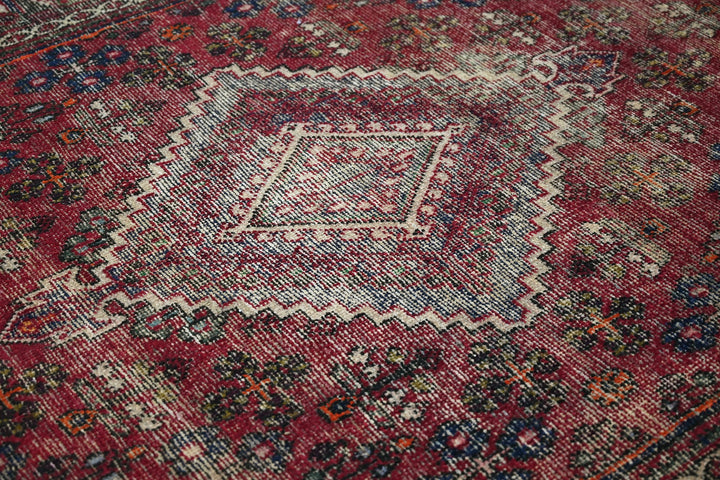 red Large rug 6' 10" x 10' 6"