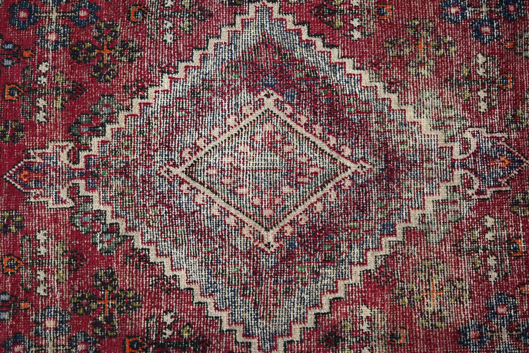 red Large rug 6' 10" x 10' 6"