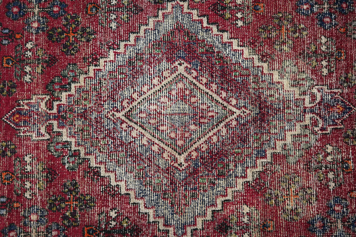 red Large rug 6' 10" x 10' 6"