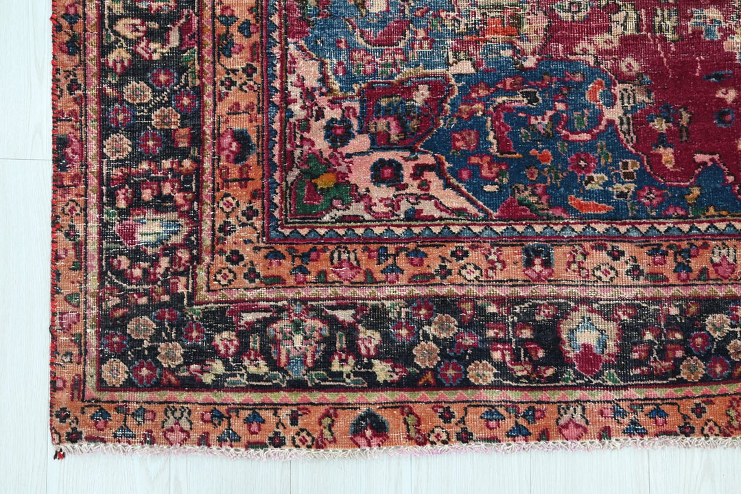 red Medium rug 5' 11" x 9' 3"
