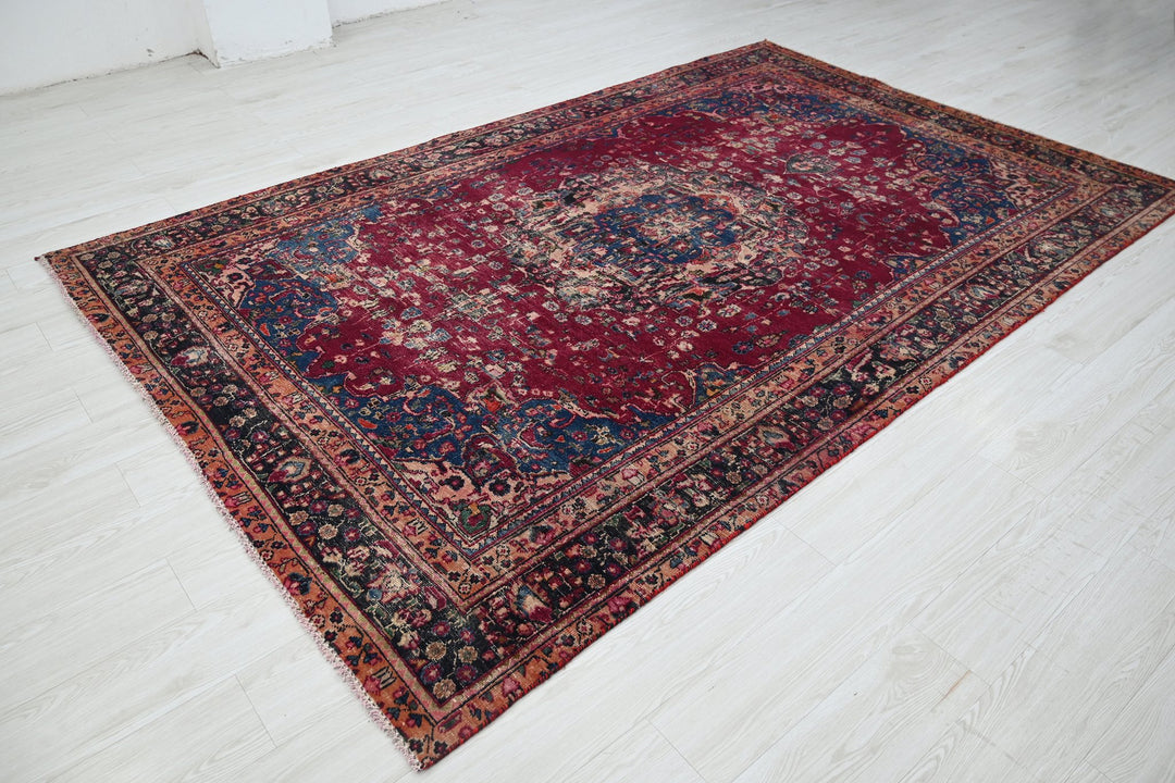 red Medium rug 5' 11" x 9' 3"
