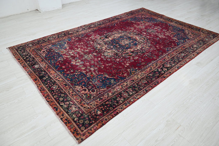 red Medium rug 5' 11" x 9' 3"