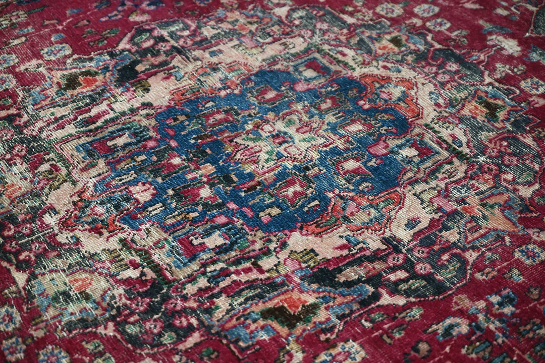 red Medium rug 5' 11" x 9' 3"