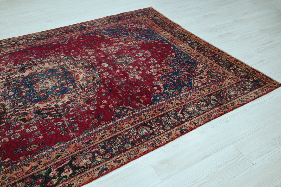 red Medium rug 5' 11" x 9' 3"