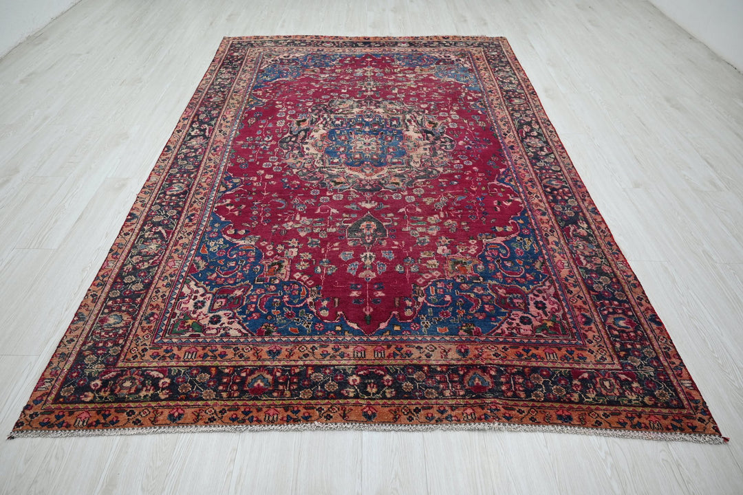 red Medium rug 5' 11" x 9' 3"