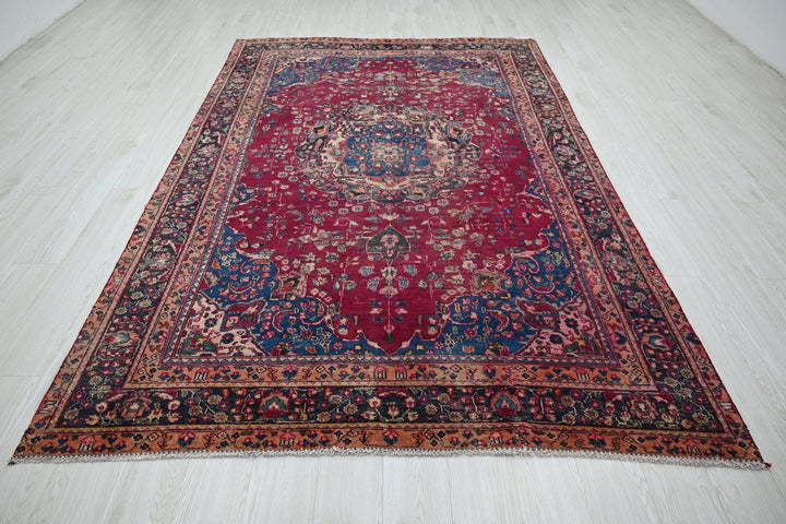 red Medium rug 5' 11" x 9' 3"