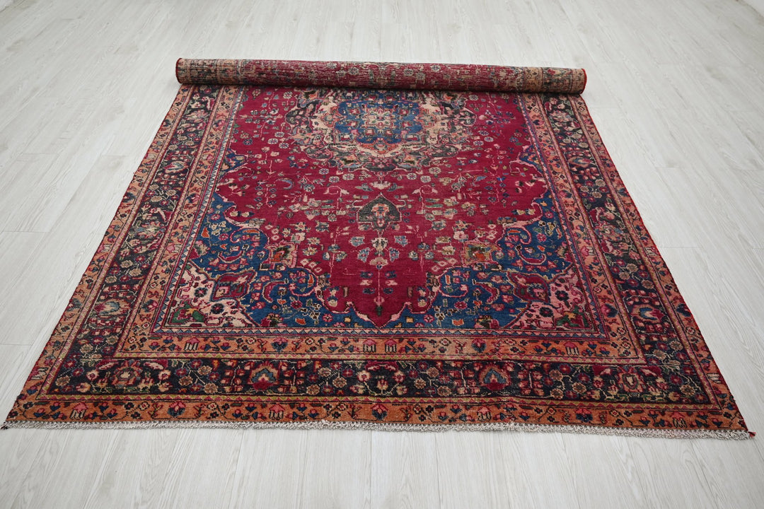 red Medium rug 5' 11" x 9' 3"