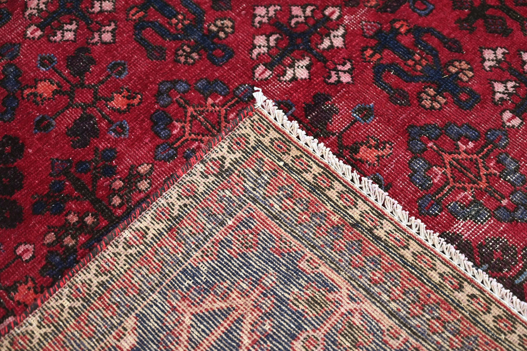 red Large rug 6' 9" x 9' 0"