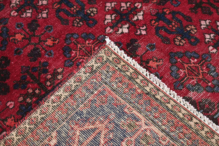 red Large rug 6' 9" x 9' 0"
