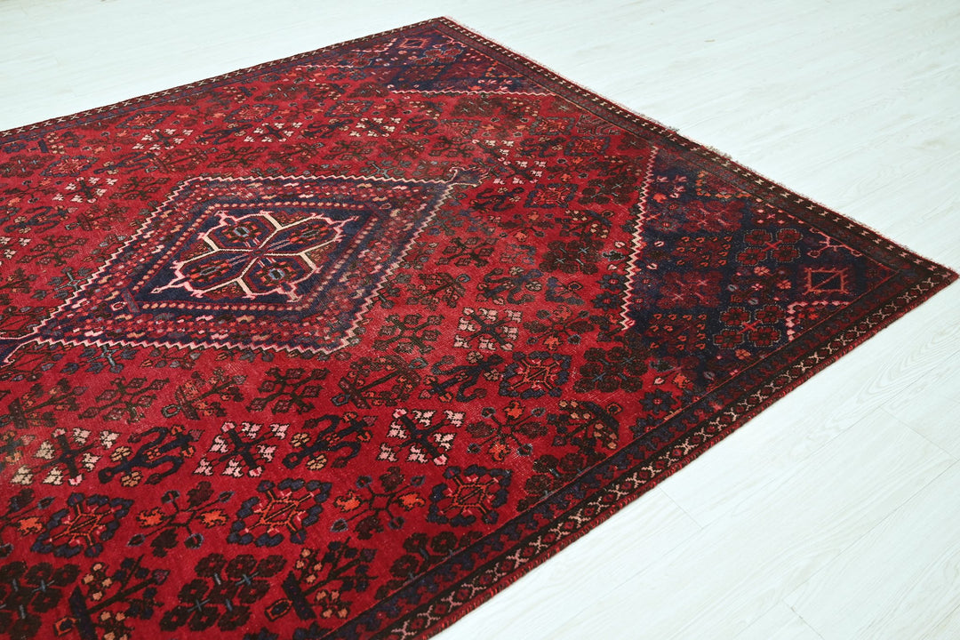 red Large rug 6' 9" x 9' 0"