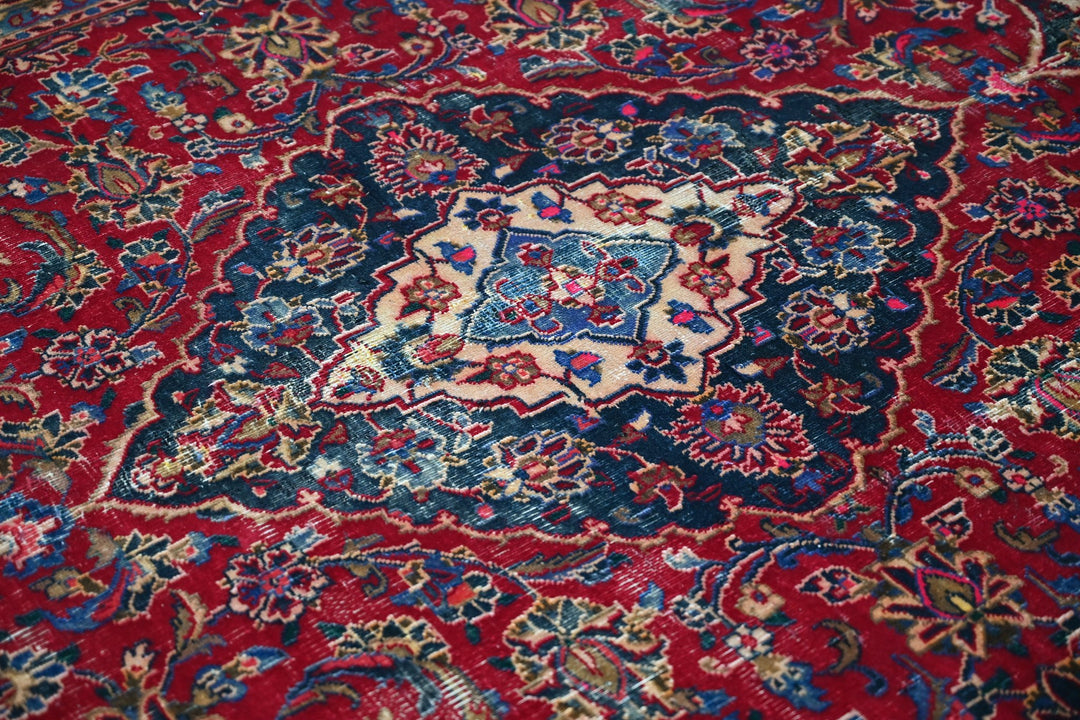 red Medium rug 6' 3" x 9' 0"