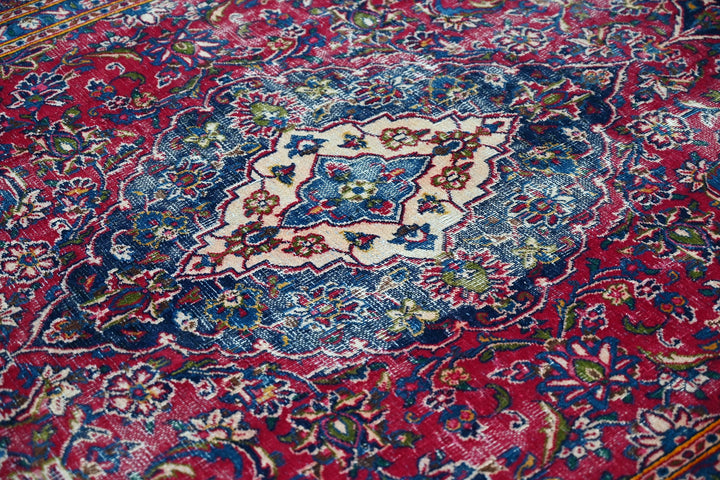 red Medium rug 5' 8" x 8' 10"