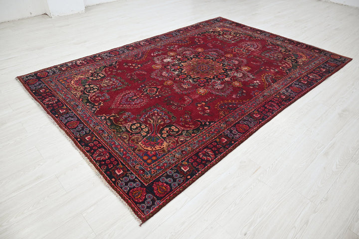 red Medium rug 5' 9" x 8' 10"