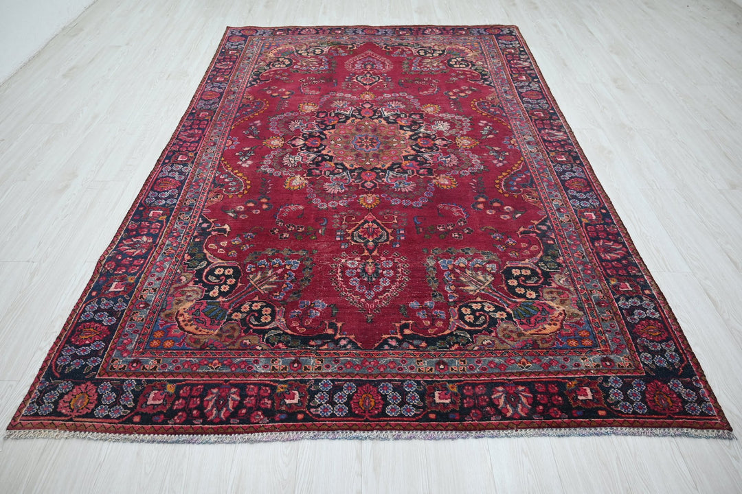 red Medium rug 5' 9" x 8' 10"