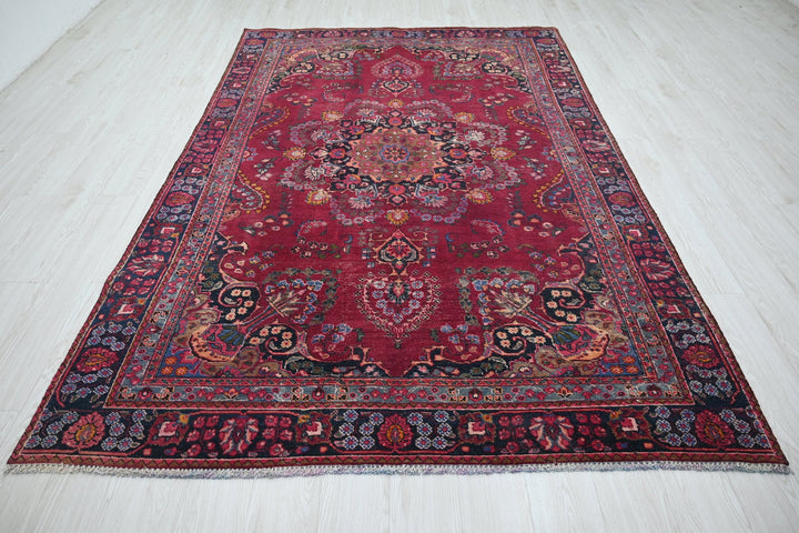 red Medium rug 5' 9" x 8' 10"