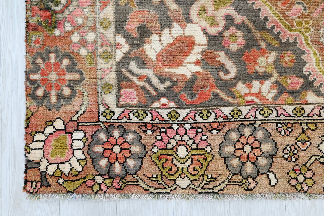 brown Medium rug 6' 0" x 9' 2"
