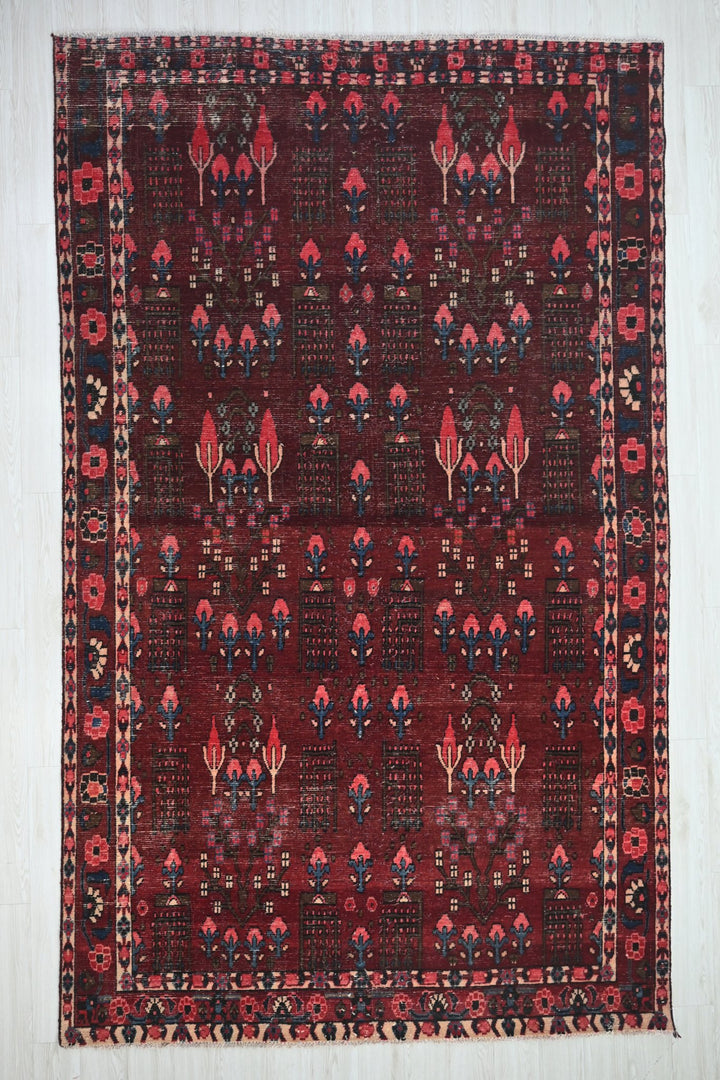 red Large rug 6' 9" x 11' 2"