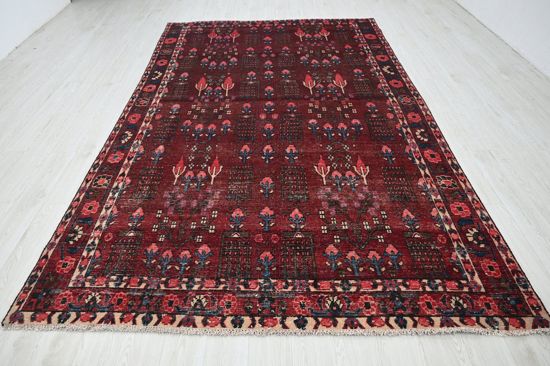 red Large rug 6' 9" x 11' 2"