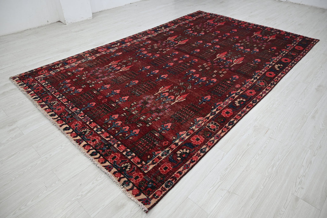 red Large rug 6' 9" x 11' 2"