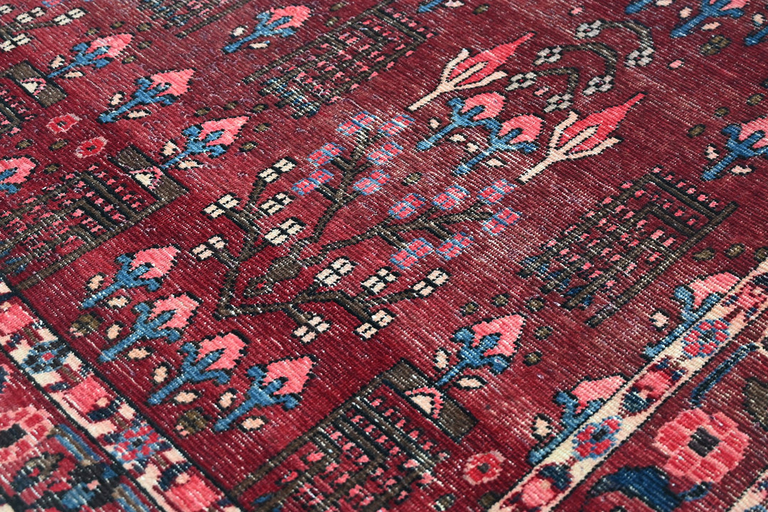 red Large rug 6' 9" x 11' 2"