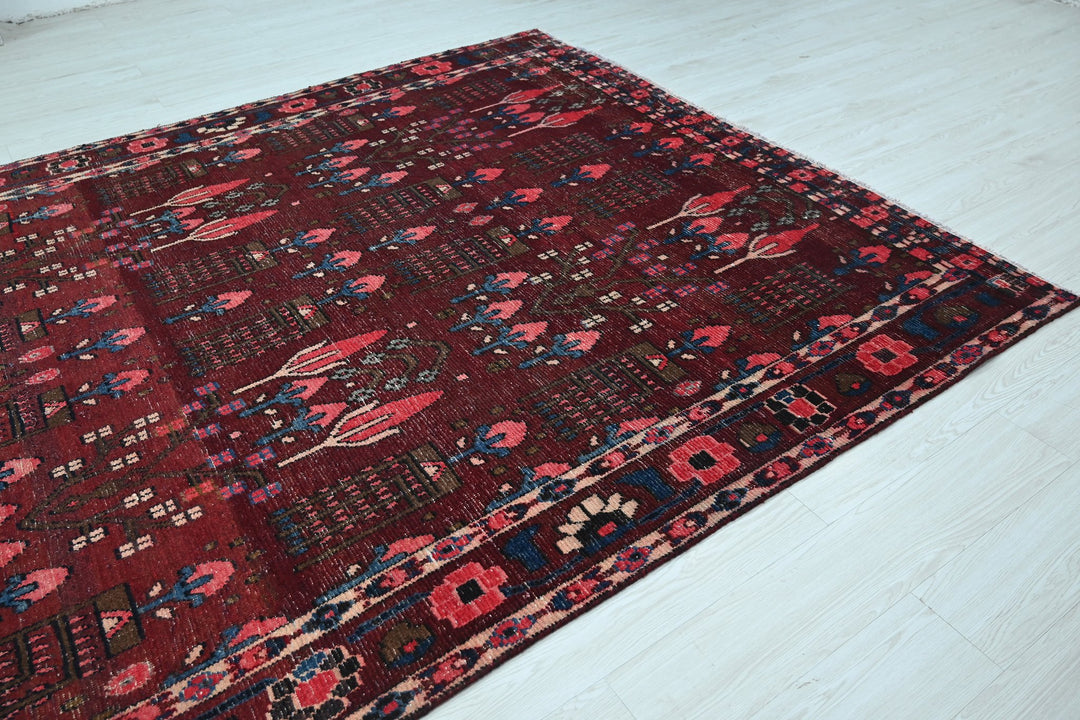red Large rug 6' 9" x 11' 2"