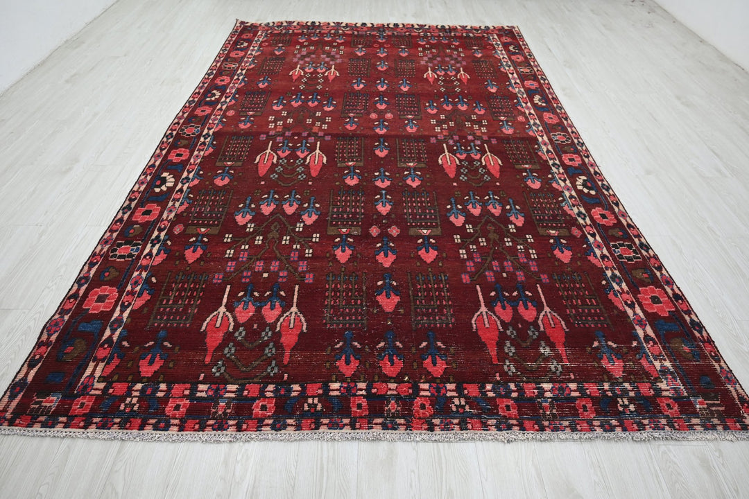red Large rug 6' 9" x 11' 2"