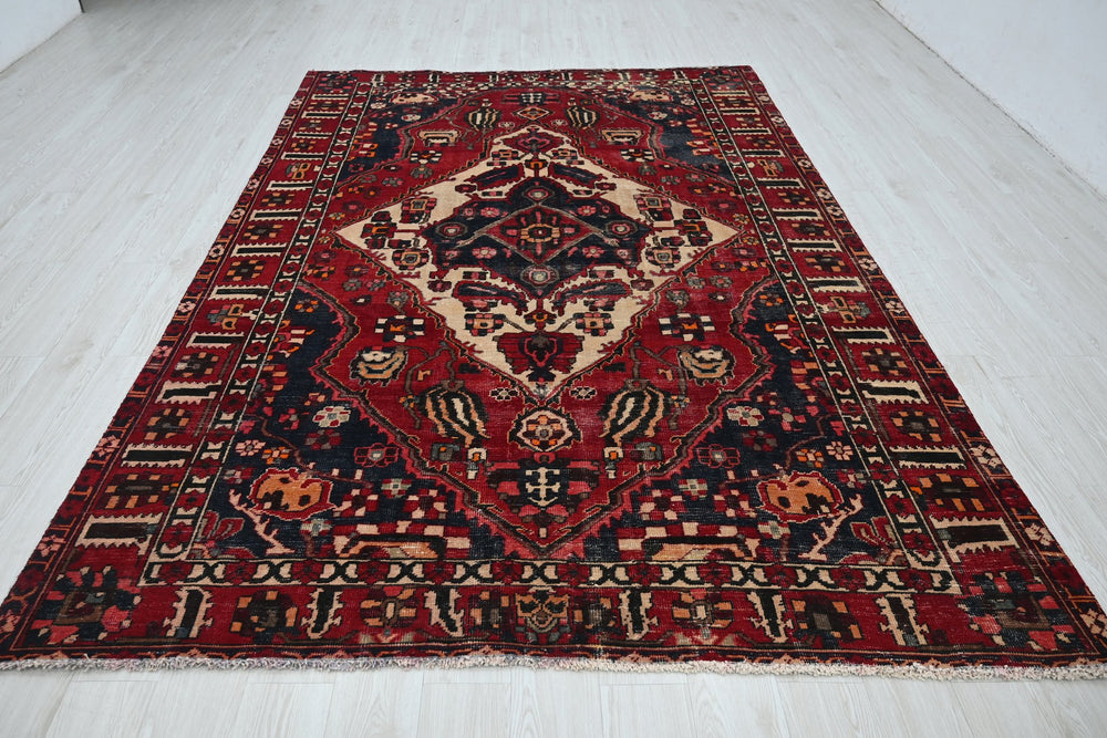 red Large rug 6' 7" x 9' 8"