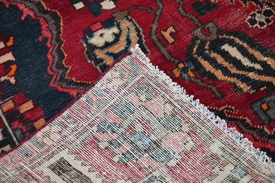 red Large rug 6' 7" x 9' 8"