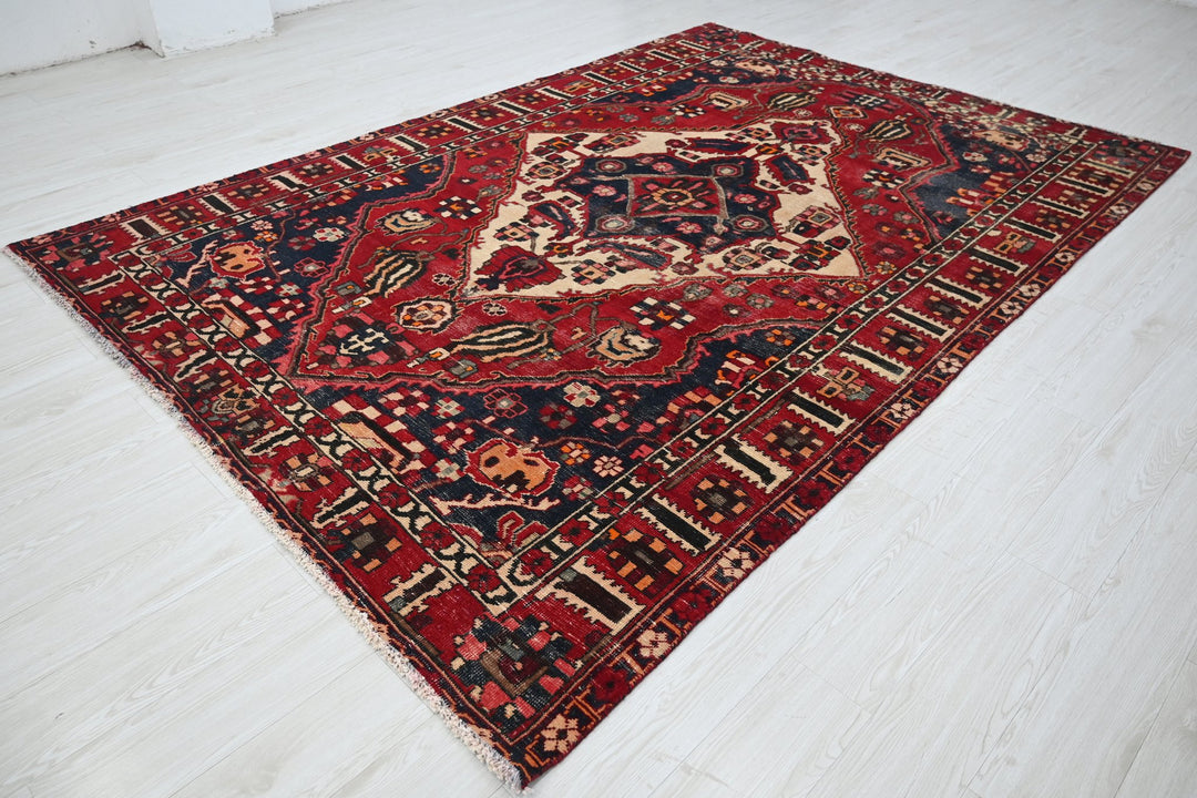 red Large rug 6' 7" x 9' 8"