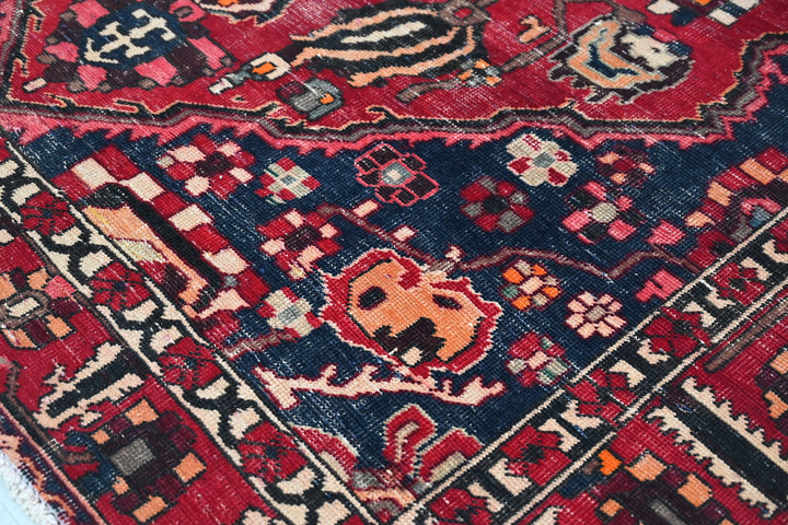 red Large rug 6' 7" x 9' 8"