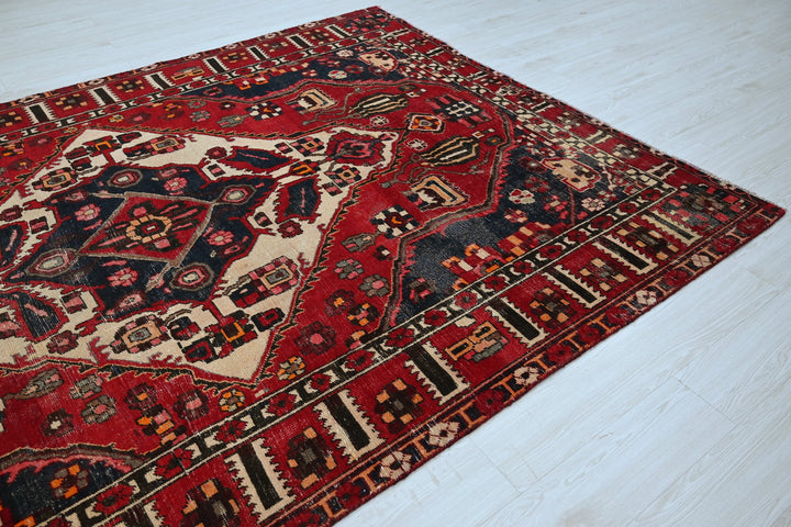 red Large rug 6' 7" x 9' 8"