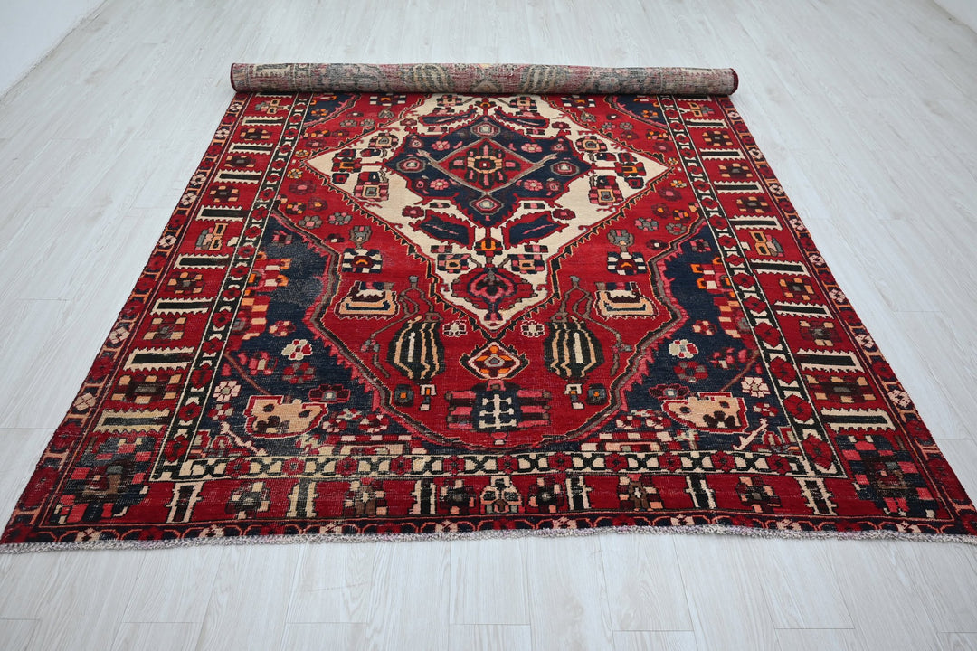 red Large rug 6' 7" x 9' 8"