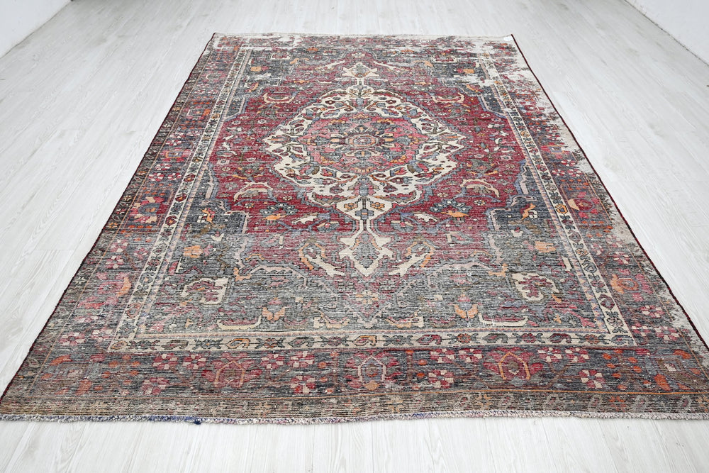 red Large rug 6' 8" x 9' 8"